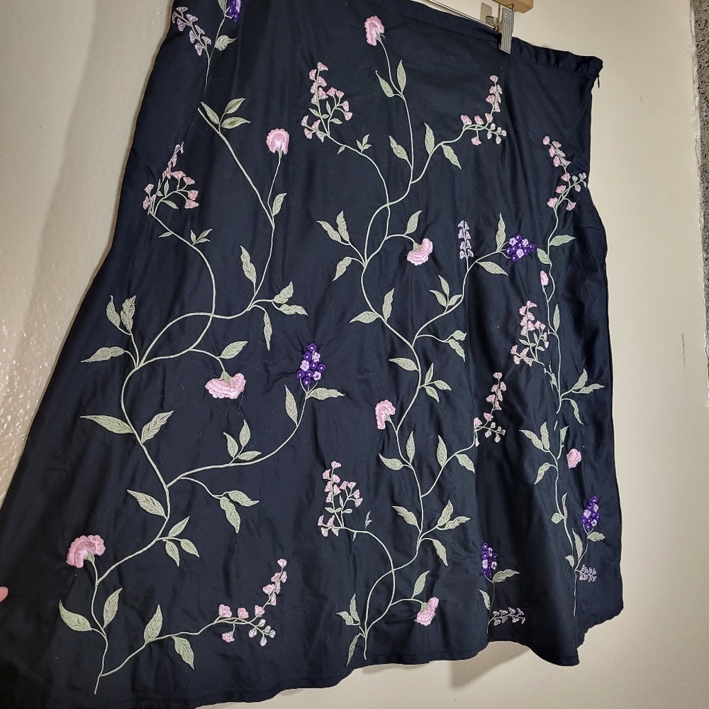 Dressbarn Black Embroidered Floral Knee Length Skirt - Picture 3 of 4